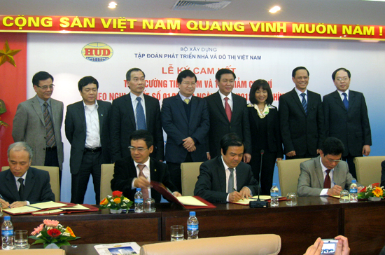 Lãnh đạo các bộ, ngành chứng kiến lễ ký giao ước tiết kiệm tại Tập đoàn HUD chiều 21/2.