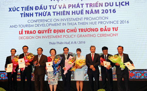 Lãnh đạo tỉnh Thừa Thiên - Huế trao giấy chứng nhận đầu tư dự án cho các doanh nghiệp.<br>