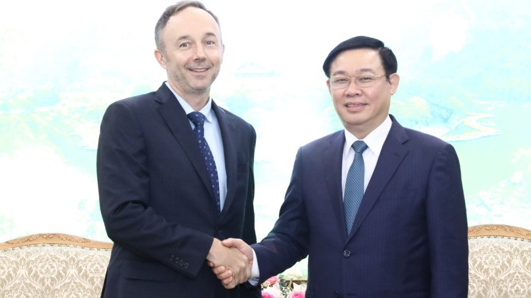 Phó thủ tướng Vương Đình Huệ tiếp ông Chris Helzer, Phó chủ tịch Tập đoàn Nike. Ảnh: VGP