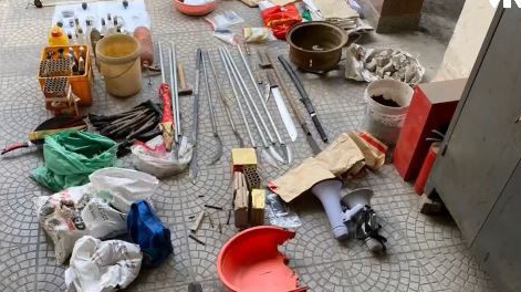 Hung khí các đối tượng dùng để chống phá, giết hại các công an