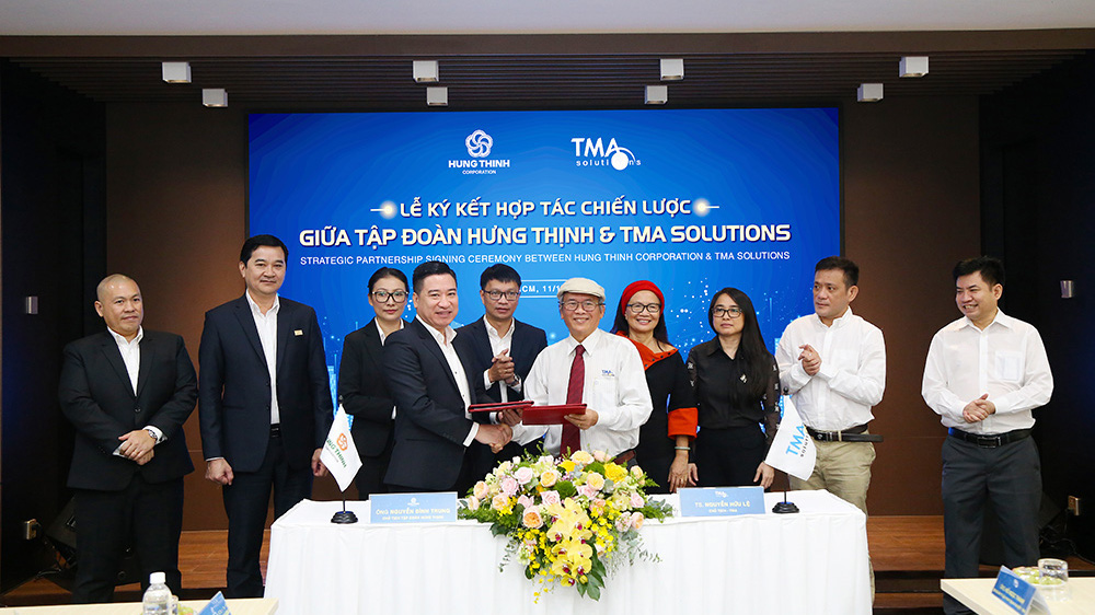 Ông Nguyễn Đình Trung - Chủ tịch Tập đoàn và TS.Nguyễn Hữu Lệ - Chủ tịch TMA Solutions thực hiện nghi thức ký kết hợp tác với sự chứng kiến của đại diện 2 đơn vị. 