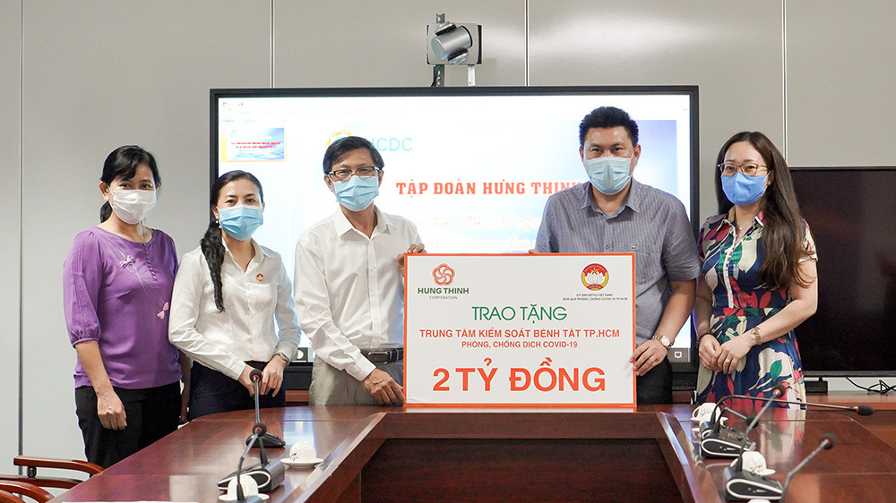 Ông Nguyễn Nam Hiền – Phó tổng giám đốc Tập đoàn Hưng Thịnh (thứ hai từ phải qua) trao tặng 2 tỷ đồng cho Bác sĩ Nguyễn Trí Dũng - Giám đốc HCDC (thứ ba từ trái qua) với sự chứng kiến của bà Phan Kiều Thanh Hương – Phó chủ tịch Ủy ban Mặt trận Tổ quốc Việt Nam Tp.HCM (thứ hai từ trái qua) và bà Nguyễn Thị Huỳnh Mai - Chánh văn phòng Sở Y tế Tp.HCM (ngoài cùng bên trái)..