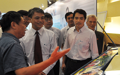 <font face="Arial, Verdana" size="2">Ông Trần Mạnh Hùng (thứ hai từ trái sang), người mới được bổ nhiệm làm Tổng giám đốc VNPT, đang nghe đơn vị thành viên giới thiệu về các hoạt động phát triển của VNPT tại VNPT Week 2013.</font>