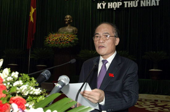 Phó thủ tướng Nguyễn Sinh Hùng trình bày báo cáo về tình hình kinh tế, xã hội tại phiên khai mạc kỳ họp thứ nhất, Quốc hội khóa 13.