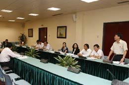 Đại biểu Quốc hội thảo luận tại tổ.