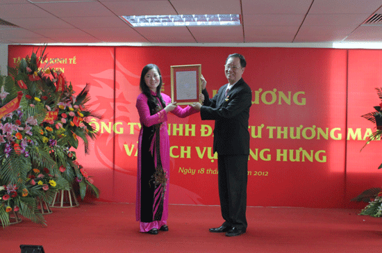 Nghệ nhân Trần Văn Sen, Chủ tịch Tập đoàn Hương Sen tặng hoa chúc mừng Tổng giám đốc Trần Thị Ngọc Bích. 