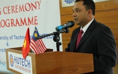 <span id="div" class="fl w100 mt10 span-detailimages relative"><span id="div" class="fl w100 mt10 span-detailimages relative"><span id="div" class="fl w100 mt10 span-detailimages relative">Ông Sharzryll Zahiran, Tổng lãnh sự Malaysia tại Tp.HCM phát biểu trong lễ khai giảng khóa học MBA của Đại học Mở Malaysia.<br></span></span></span>