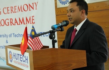 Ông Sharzryll Zahiran, Tổng lãnh sự Malaysia tại Tp. HCM phát biểu trong lễ khai giảng.