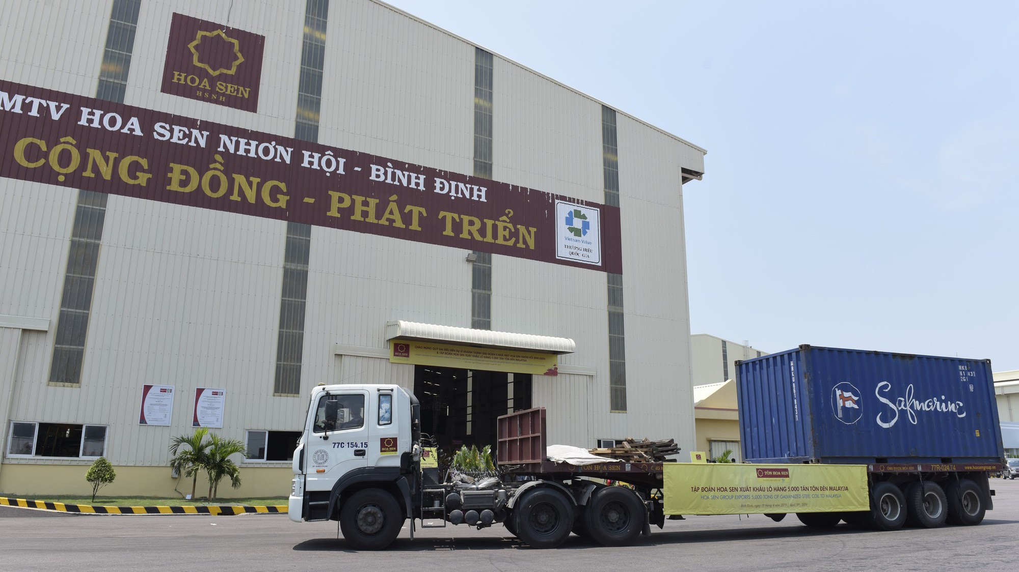 Hoa Sen cũng là công ty có nhiều nhà máy với công suất lớn nhất khu vực Đông Nam Á với công suất thiết kế các nhà máy đạt mức 2,5 triệu tấn/năm.