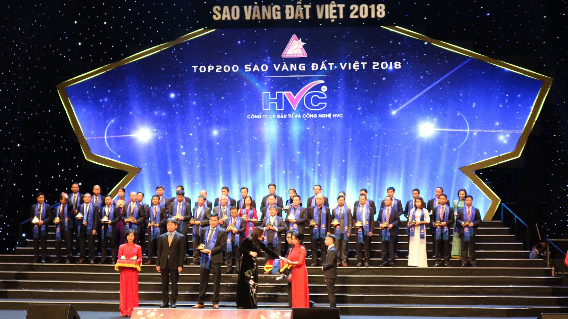 Ông Lê văn Cường - Phó chủ tịch Hội đồng Quản trị kiêm Phó tổng giám đốc đại diện HVC Group nhận giải thưởng.