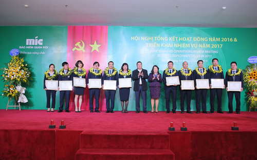 <div>Ông Uông Đông Hưng, Phó tổng giám đốc MB, Chủ tịch Hội đồng Quản trị MIC và bà Vũ Thị Hải Phượng, Trưởng Ban Kiểm soát MB trao bằng khen cho các đơn vị kinh doanh xuất sắc MIC 2016.</div>