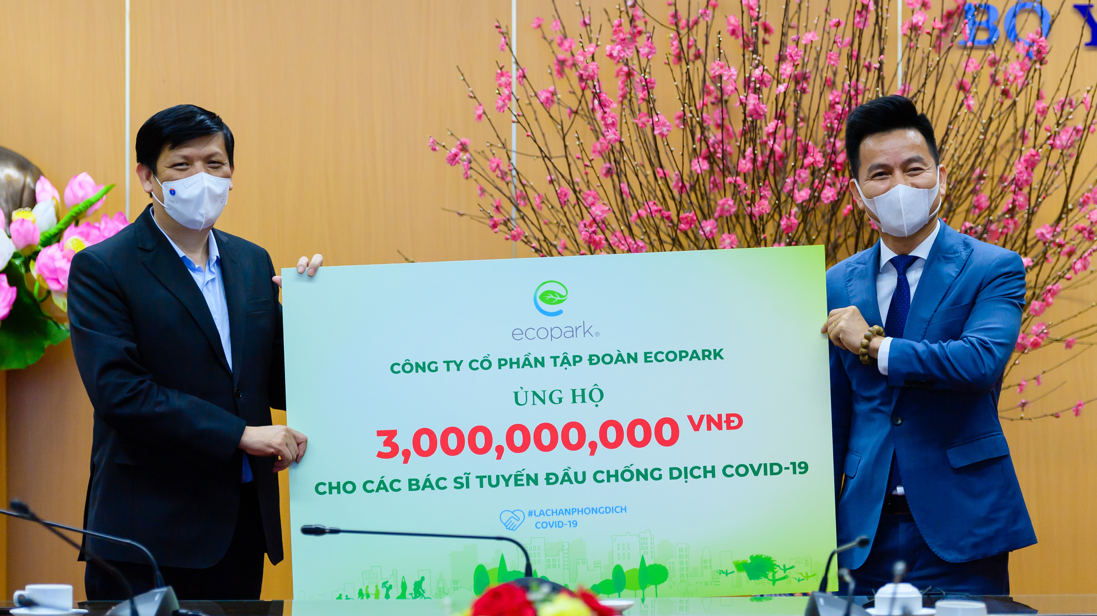 Ông Trần Quốc Việt - Tổng giám đốc Ecopark (bên phải) trao tặng 3 tỉ đồng cho các bác sĩ tuyến đầu chống dịch COVID-19.