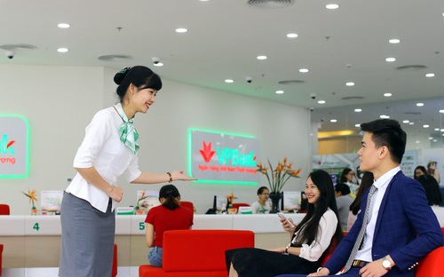 Khách hàng giao dịch tại VPBank.<br>