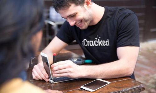 Start-up kiếm chục triệu “đô” nhờ sửa điện thoại