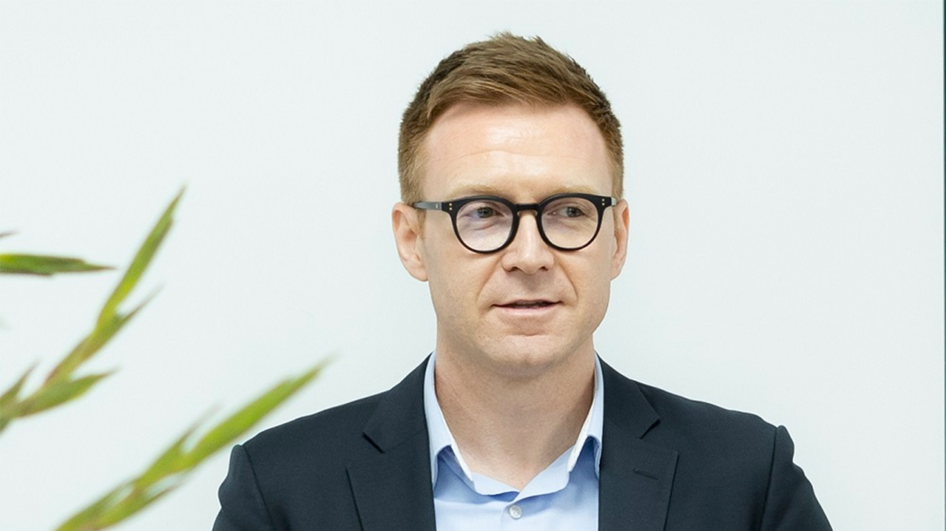 Ông Travis Richard Stewart, sinh năm 1978, quốc tịch Canada, có trình độ chuyên môn là Cử nhân kinh tế - chuyên ngành Quản trị kinh doanh.