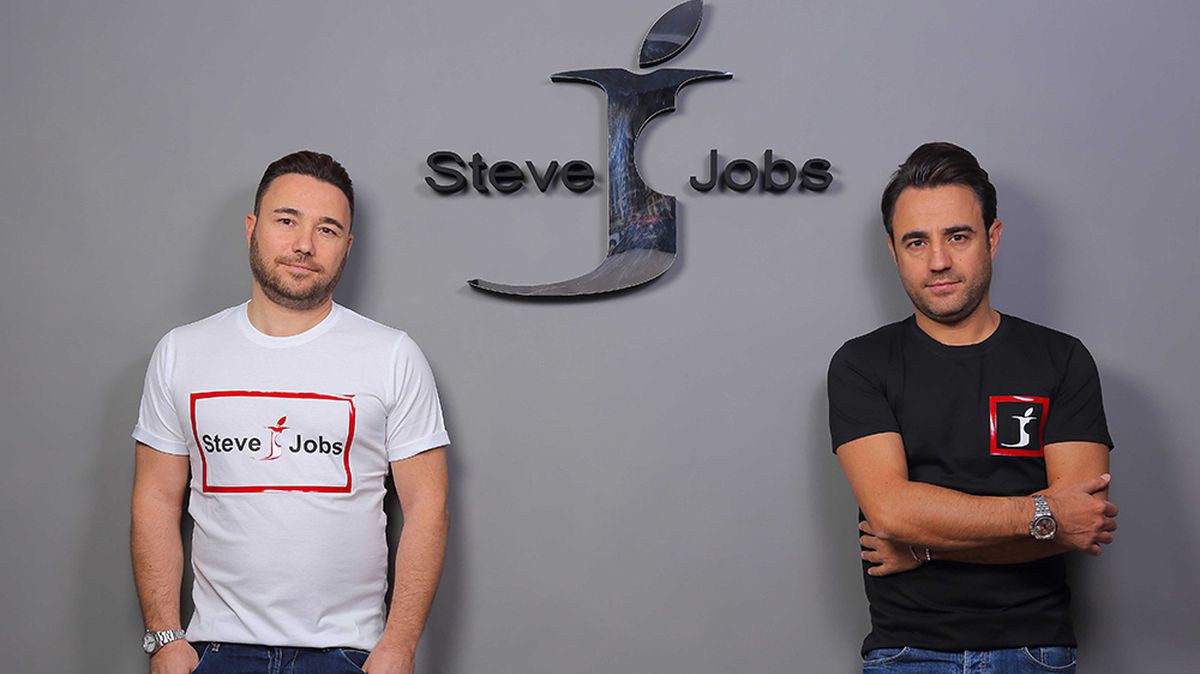 Vincenzo và Giacomo Barbato - nhà sáng lập thương hiệu thời trang Steve Jobs - Ảnh: The Verge.