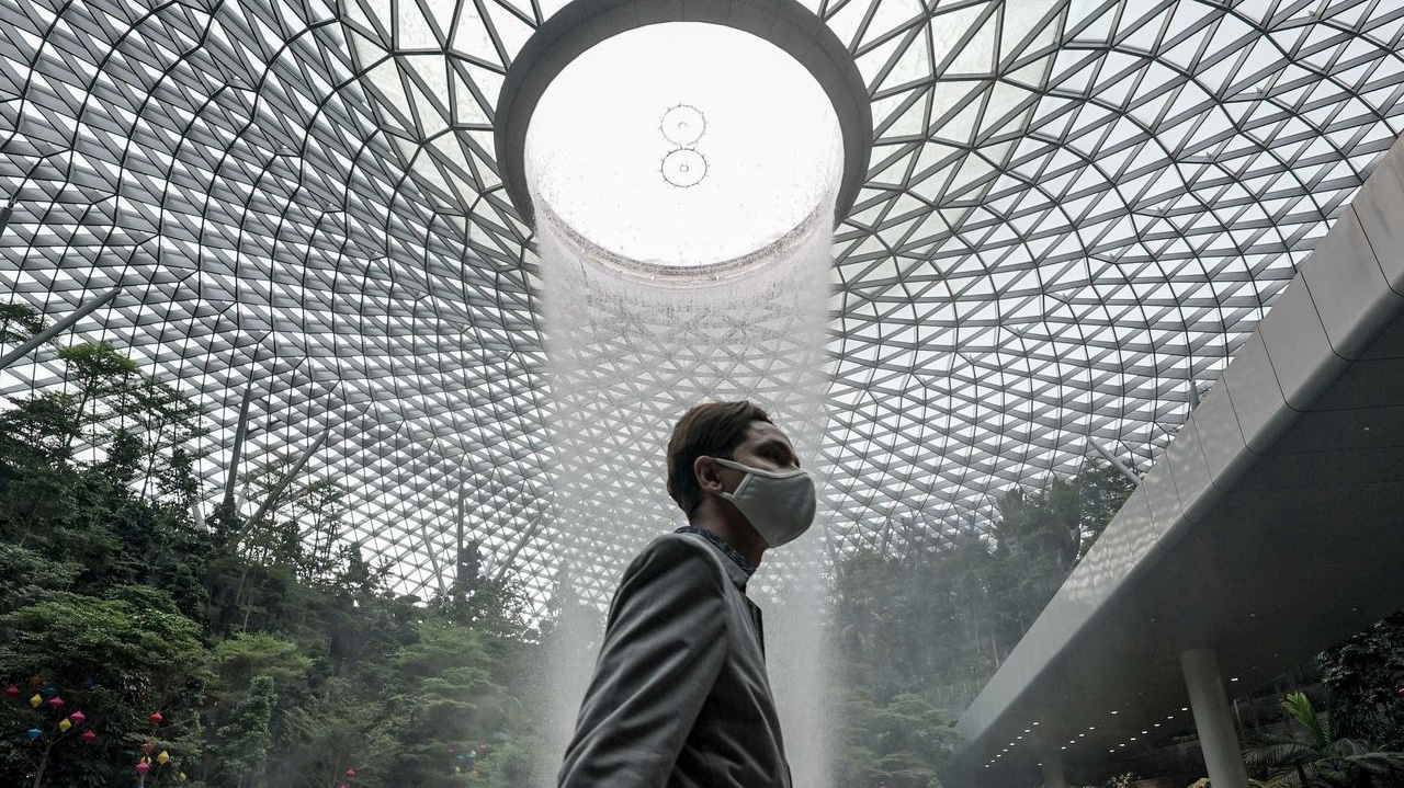 Tình hình dịch bệnh lắng xuống và thỏa thuận về bong bóng du lịch đánh dấu bước tiến ngoạn mục của cả Hong Kong và Singapore. Ảnh: WSJ.