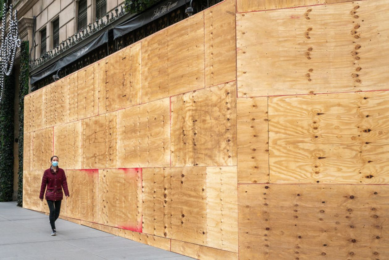 Một cửa hàng đã được ốp ván gỗ tại Saks Fifth Avenue, New York - Ảnh: Getty Images.