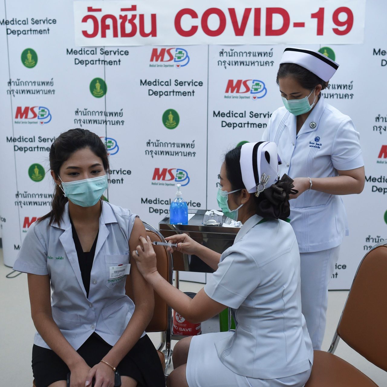 Thái Lan vừa mới triển khai chương trình tiêm chủng vaccine Covid-19 trong tuần này - Ảnh: Bangkok Post
