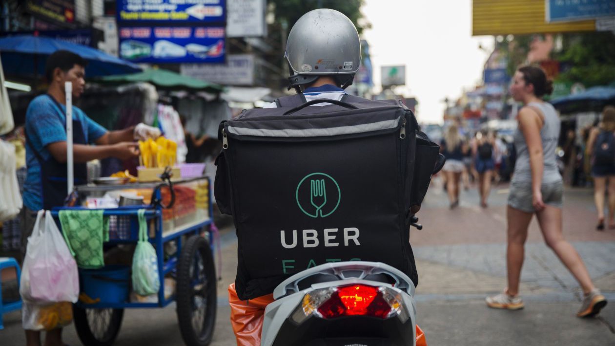 Dịch vụ giao đồ ăn UberEats của Uber tại Bangkok, Thái Lan - Ảnh: Bloomberg.