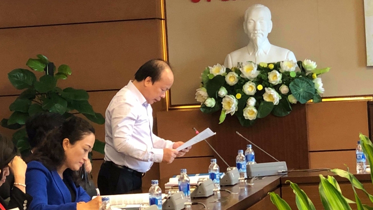 Thứ trưởng Bộ Tài chính Huỳnh Quang Hải trình bày tờ trình dự án luật