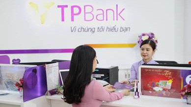 Khách hàng giao dịch tại TPBank.