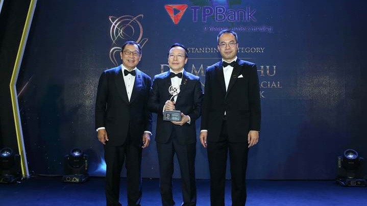 Ông Đỗ Minh Phú vinh dự nhận kỉ niệm chương tại Lễ trao giải.