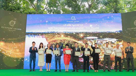 Lễ ký kết hợp tác với các đại lý phân phối chính thức tại công viên Mùa Xuân - khu đô thị Ecopark, Hưng Yên.