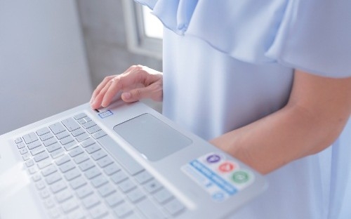 Trọng lượng máy là 1,2kg và mỏng 12,9mm, hoạt động nhẹ nhàng, mang lại phong thái thanh lịch cho người dùng.