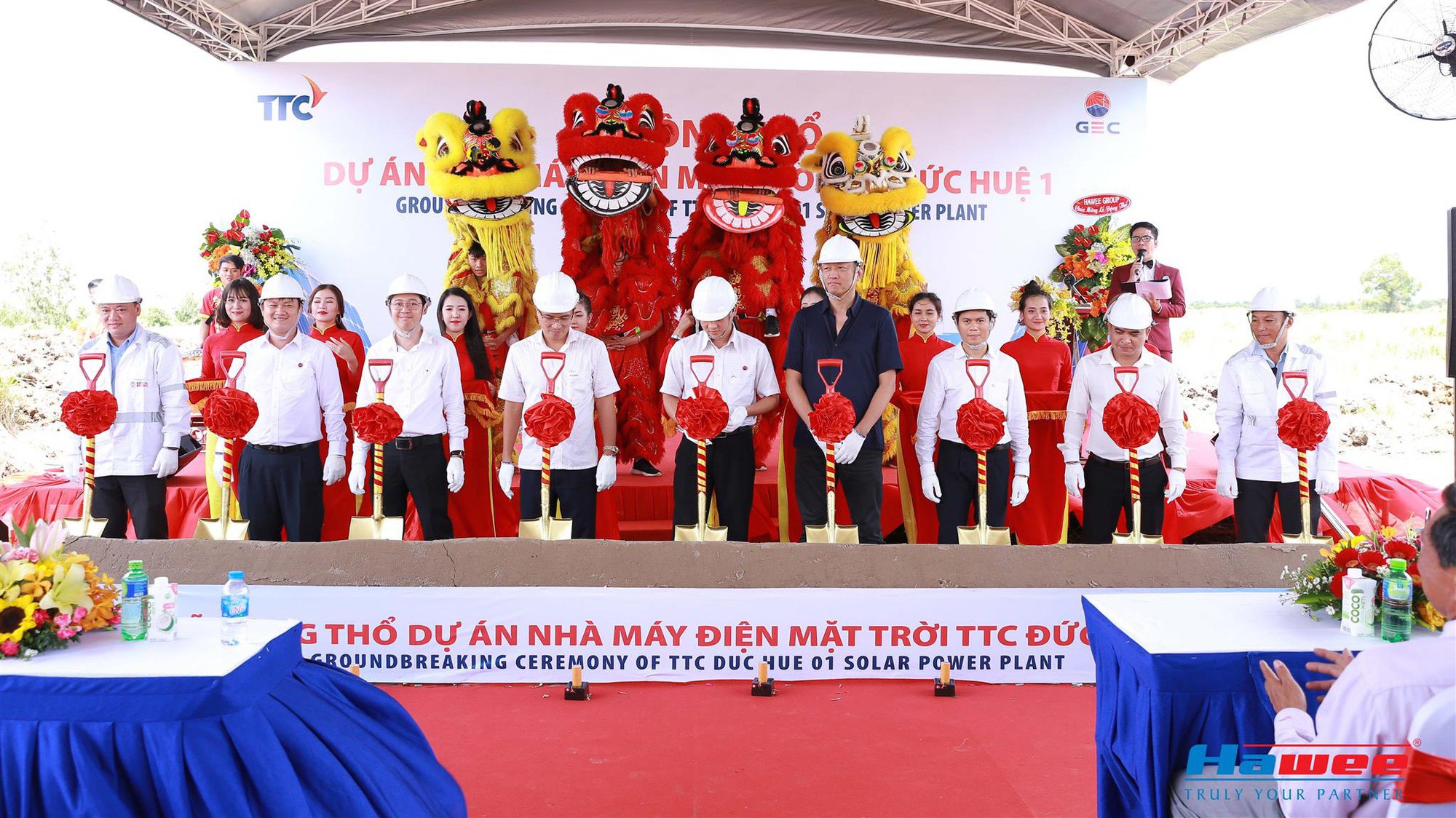 Ông Dương Xuân Đệ - Tổng giám đốc Hawee Group (thứ 3, từ phải sang) cùng đại diện Chủ đầu tư, Ban quản lý dự án và Nhà thầu Sharp làm lễ động thổ Nhà máy Điện mặt trời TTC Đức Huệ.