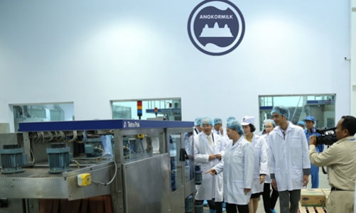 Chủ tịch Quốc hội thăm nhà máy sữa duy nhất tại Campuchia