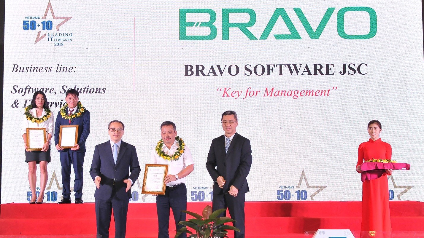 Giám đốc Đào Mạnh Hùng, đại diện Công ty Cổ phần Phần mềm BRAVO nhận danh hiệu.