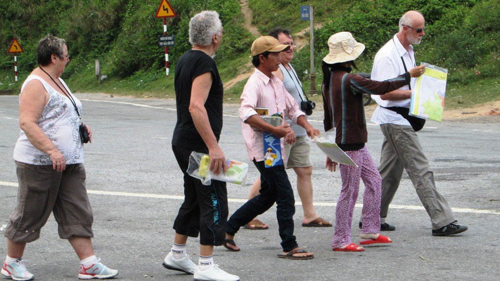 Cá nhân, tổ chức vi phạm sẽ bị tước quyền sử dụng có thời hạn từ 01 tháng đến 24 tháng Giấy phép kinh doanh dịch vụ lữ hành, thẻ hướng dẫn viên du lịch.