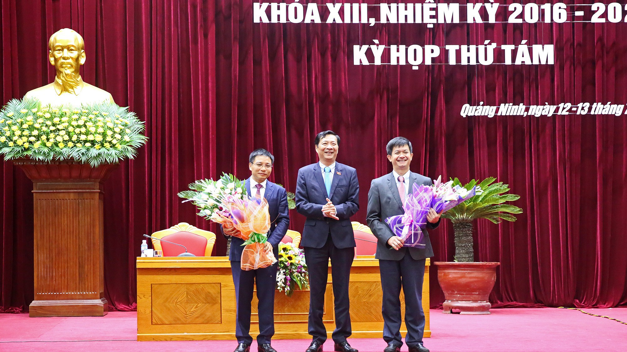 Ông Nguyễn Văn Đọc - Bí thư Tỉnh ủy, Chủ tịch HĐND tỉnh, tặng hoa chúc mừng ông Lê Quang Tùng và Nguyễn Văn Thắng - Ảnh: Báo Quảng Ninh.