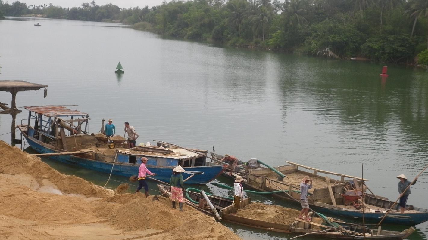 Hoạt động khai thác trái phép cát sỏi ngày càng diễn ra phổ biến và tinh vi hơn.
