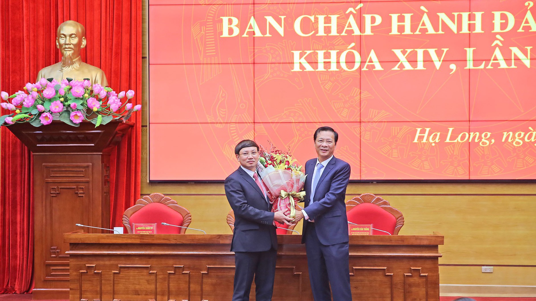 Ông Nguyễn Văn Đọc tặng hoa chúc mừng ông Nguyễn Xuân Ký được bầu làm Bí thư Tỉnh ủy, khóa 14, nhiệm kỳ 2015 - 2020.