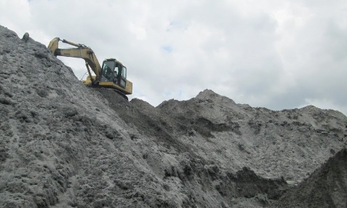 Yêu cầu 6 bộ vào cuộc vụ tro xỉ nhiệt điện đang 