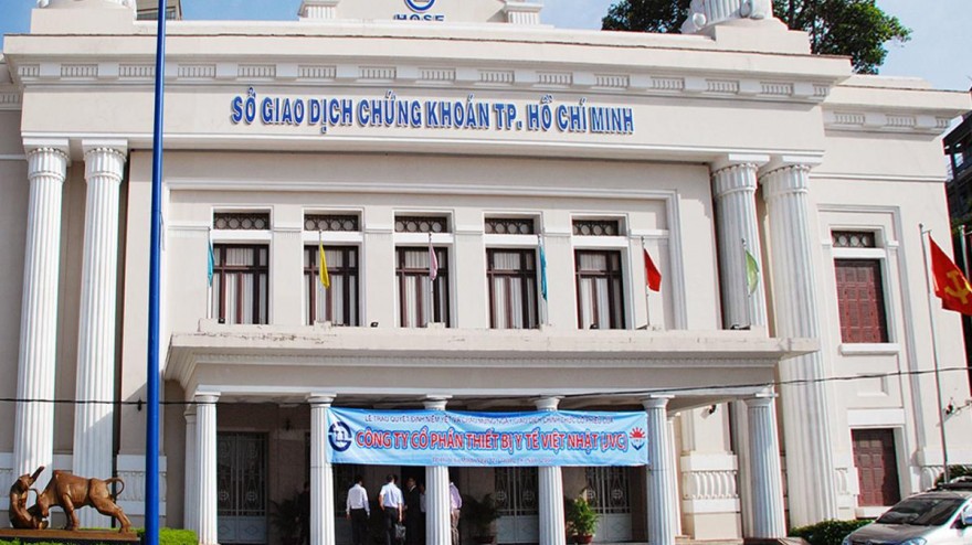 Theo quy định hiện hành, nhà đầu tư khi giao dịch (mua/bán), HoSE sẽ thu về 0,03% tổng giá trị mỗi giao dịch.