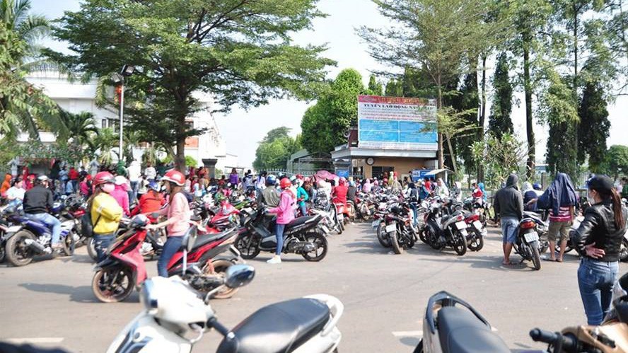 Hàng nghìn công nhân công ty Công ty KL Texwell Vina tập trung trước cổng công ty để đòi lương tháng 1/2018.