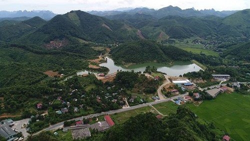 Báo chí phản ánh hàng loạt dự án bất động sản tại Hòa Bình hình thành trên đất nông nghiệp, đất rừng, nguy cơ phá nát quy hoạch và ảnh hưởng đến cuộc sống của người dân địa phương.
