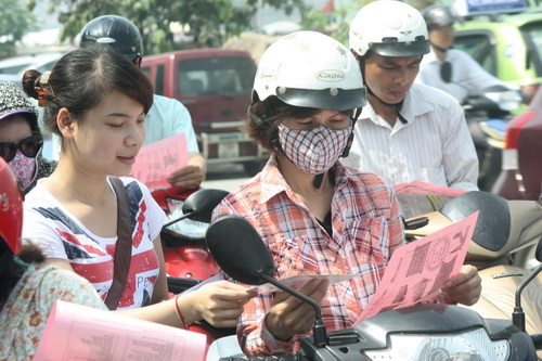  Phạt cảnh cáo hoặc phạt tiền từ 200.000 - 500.000 đồng đối với hành vi 
phát tờ rơi quảng cáo làm ảnh hưởng đến mỹ quan, trật tự an toàn giao 
thông, xã hội.<br>