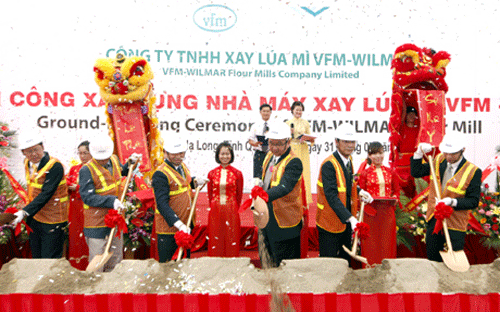 Các đại biểu làm lễ khởi công xây dựng Nhà máy xay lúa mì VFM – Wilmar.