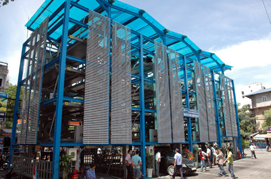 Quang cảnh bãi đỗ xe ôtô tự động đầu tiên tại Hà Nội.