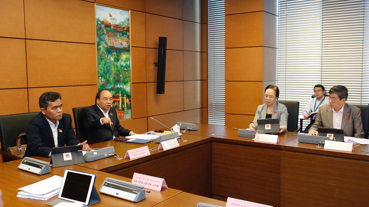 Thủ tướng Nguyễn Xuân Phúc phát biểu tại tổ Đại biểu Quốc hội ngày 2/11.