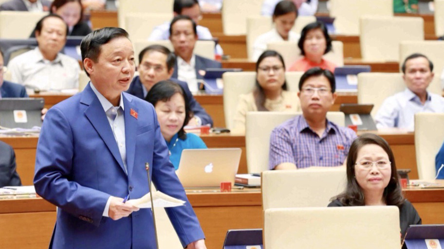 Bộ trưởng Bộ Tài nguyên và Môi trường Trần Hồng Hà phát biểu tại phiên thảo luận ngày 5/11 - Ảnh: Quochoi.vn