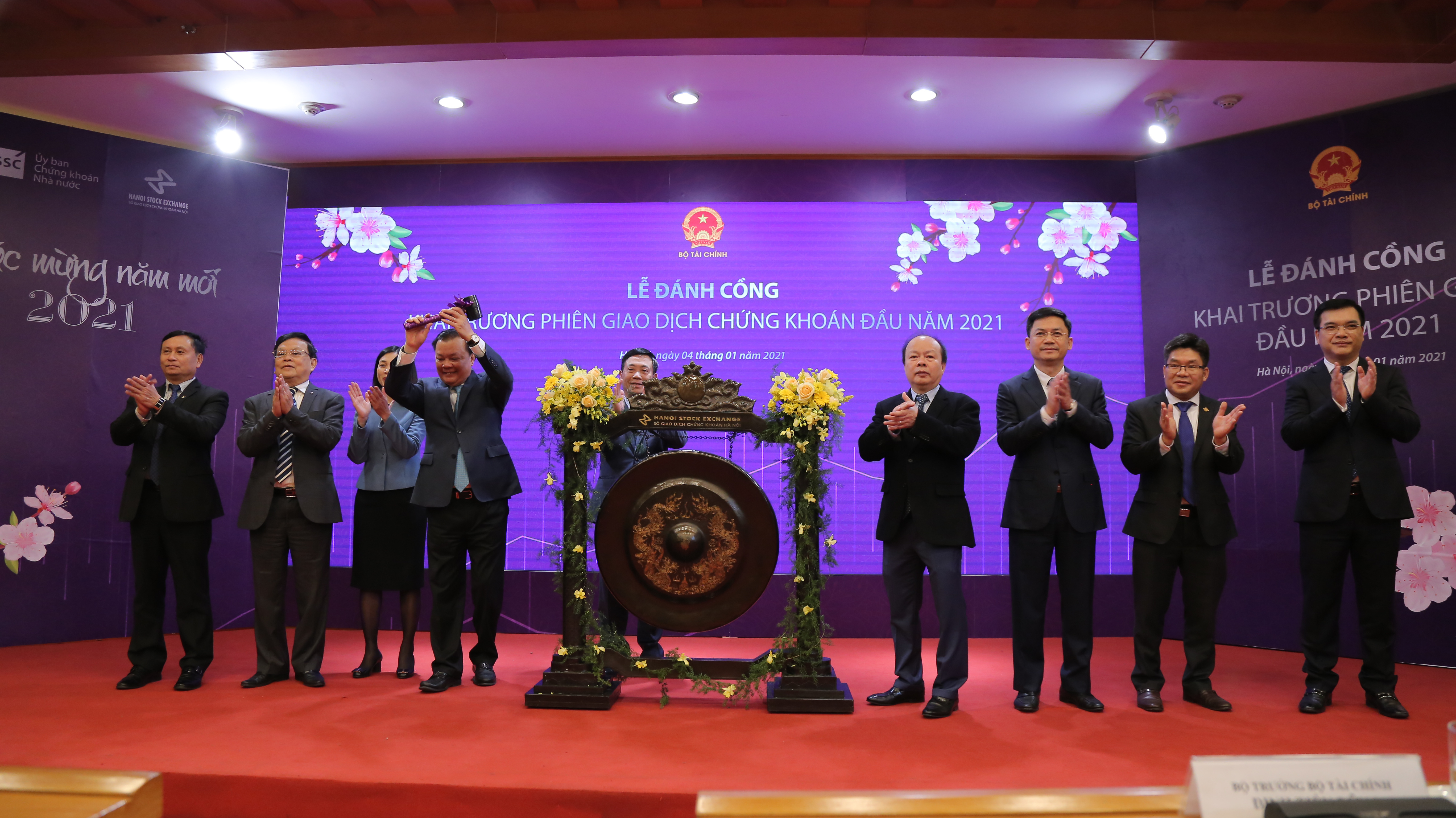 Lễ đánh cồng khai trương phiên giao dịch chứng khoán đầu tiên năm 2021