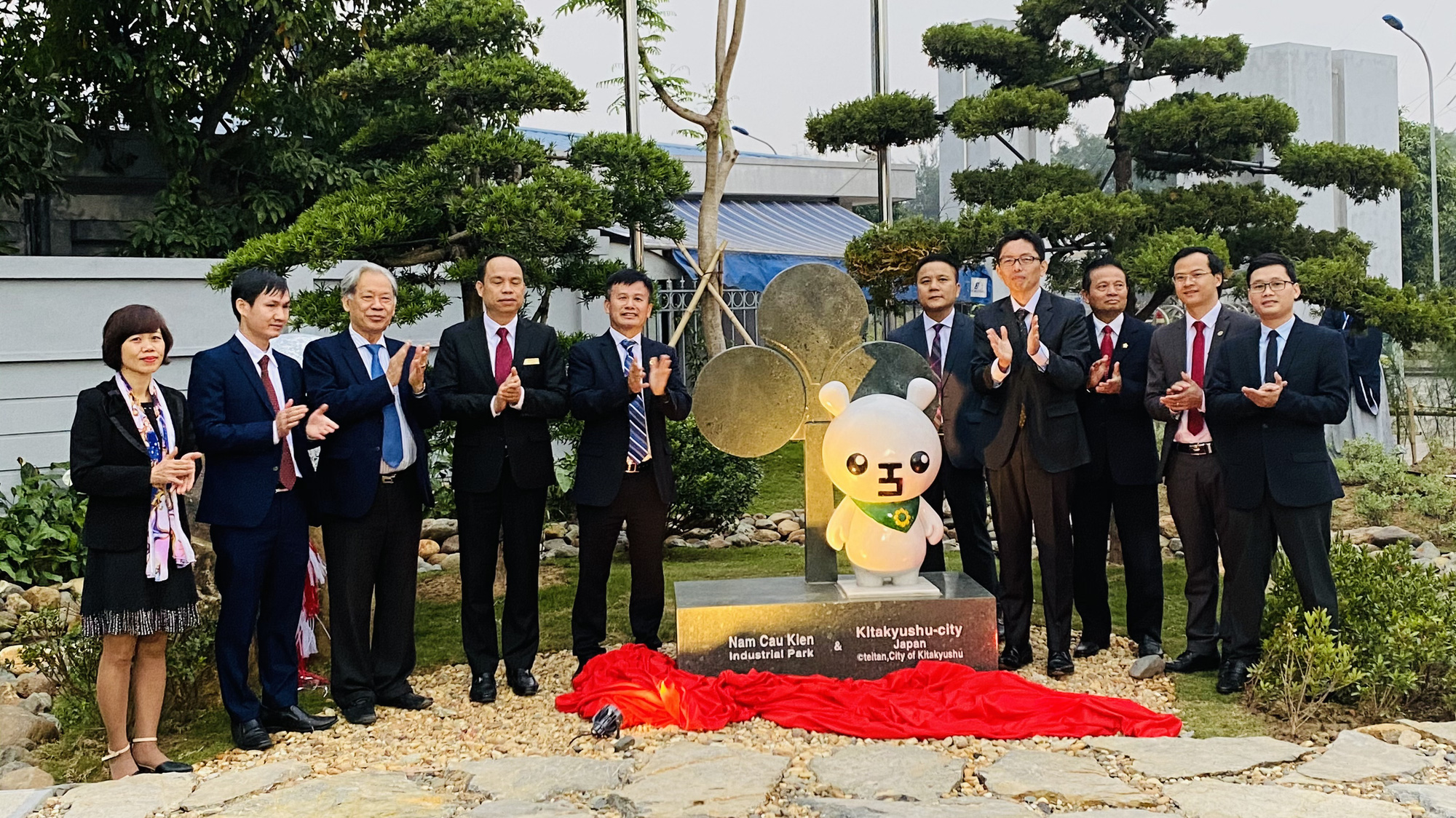 Các đại biểu tham gia buổi lễ khánh thành công trình Vườn Nhật Kyosei-no-niwa.