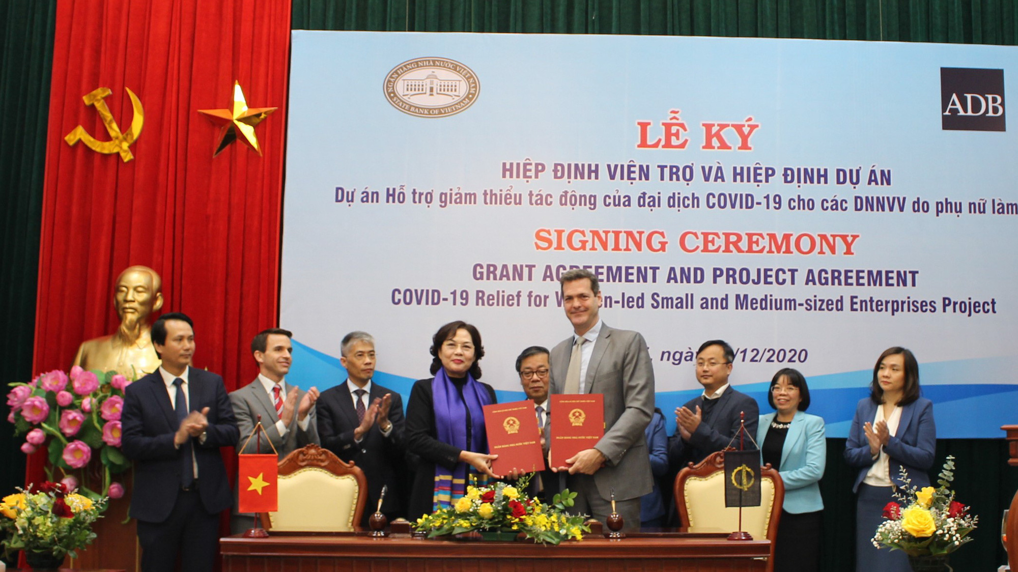 Thống đốc Nguyễn Thị Hồng cùng ông Andrew Jeffries, Giám đốc Quốc gia ADB tại Việt Nam ký kết Hiệp định.