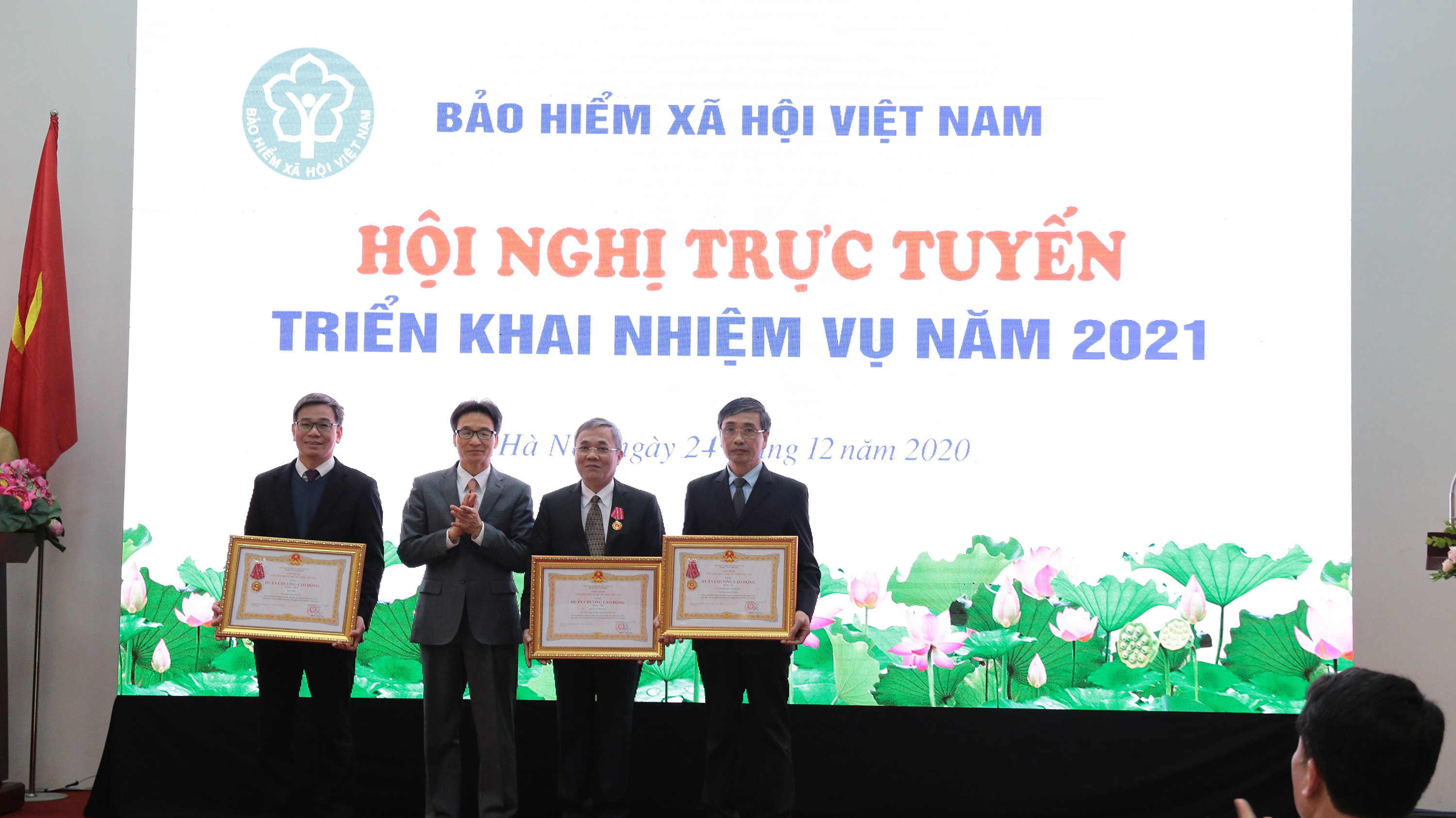 Phó Thủ tướng Chính phủ Vũ Đức Đam đã trao tặng Huân chương Lao động hạng Nhất, Nhì, Ba cho 3 tập thể và cá nhân của Bảo hiểm Xã hội Việt Nam.