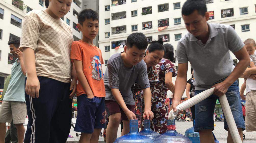 Cuộc sống sinh hoạt của hàng trăm hộ gia đình tại Hà Nội bị đảo lộn và có nguy cơ ảnh hưởng đến sức khỏe vì nguồn nước bị nhiễm bẩn.